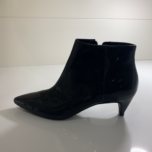 Lord &Taylor kitty black patten leather . Most comfortable ever tried !! - Picture 2 of 3